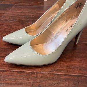 Bandolino pointy toe pumps. Pale mint green size 6M